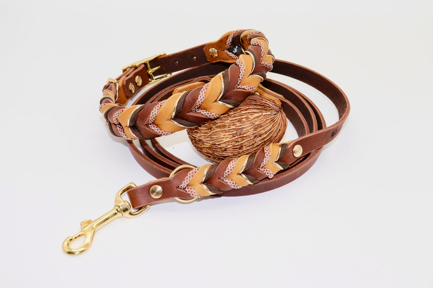 Hundehalsband und Leinenset Fettleder Braun geflochten mit Paracord