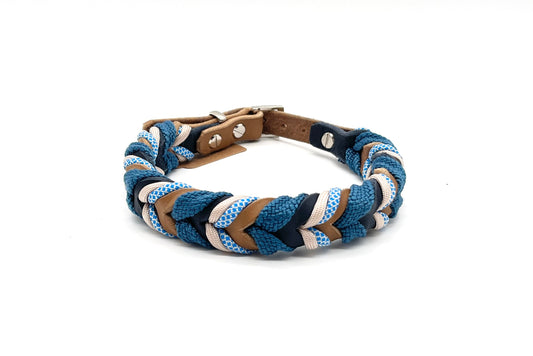 verstellbares Lederhalsband Hund geflochten mit Paracord und Tau blau beige